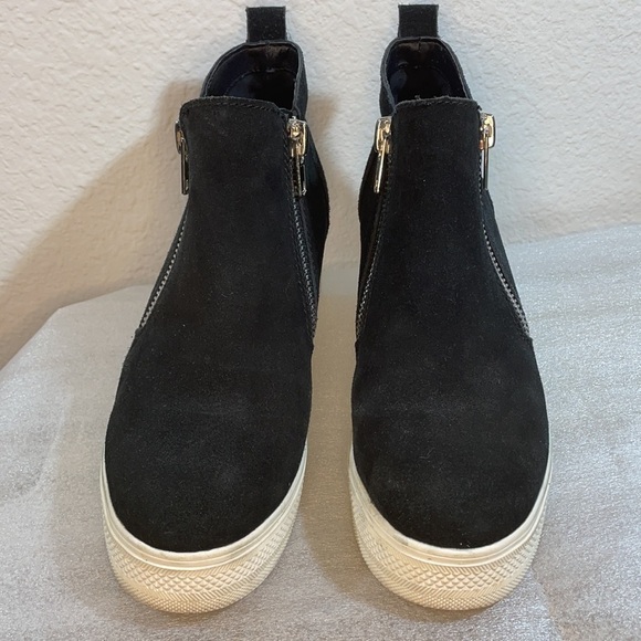 Steve Madden Wedgie Black Suede Ankle Boots 9.5 Hidden Wedge - Picture 2 of 10